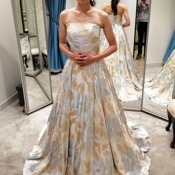 ゴールドとシルバーの組み合わせが絶妙なドレス