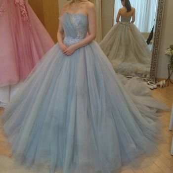 綺麗な水色のプリンセスラインドレス
