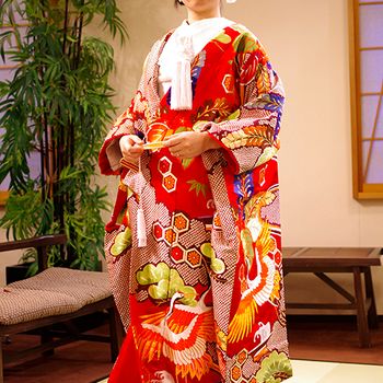 赤色が映え、新郎の黒色袴と相性抜群