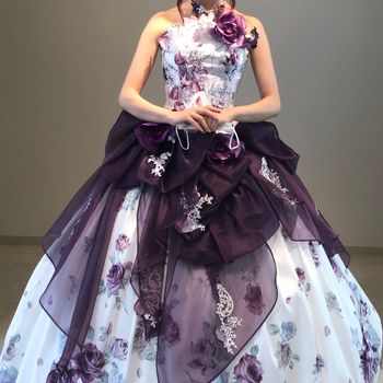 パープルのリボンが細見えさせてくれるドレス