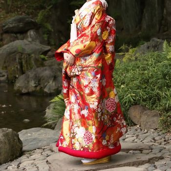 広大な庭園をバックに際立つ美しい着物