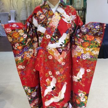華やかなのに胸元のデザインが落ち着いた雰囲気