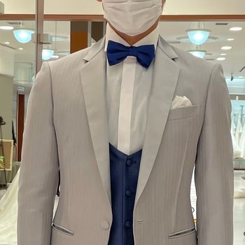 ライトグレーのタキシード