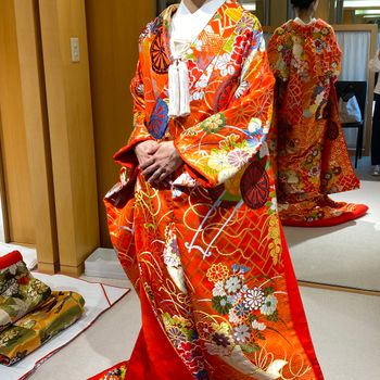 朱色ベースの豪華な色打掛