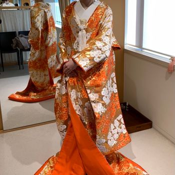 梅の花が刺繍された豪華な色打掛