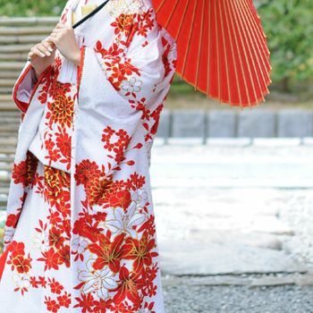 金銀紅白で結婚式二ふさわしい内掛
