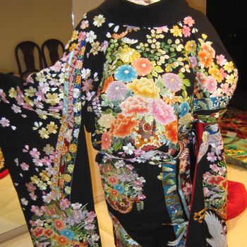 刺繍で豪華な色打掛