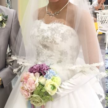 シルバーのフラワーデザインが目を引くきらびやかなドレスです！