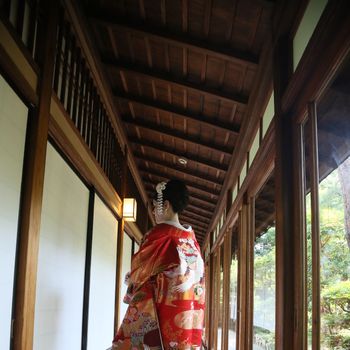 華やかな赤とシックな黒のグラデーション