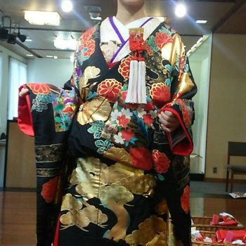 はっきりした派手な色目の打ち掛け
