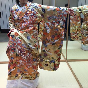 眩しいくらい派手やかな色打掛