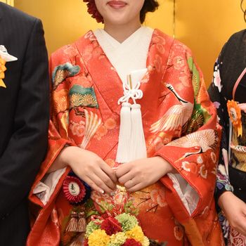 ウエディングドレスとのギャップを狙って