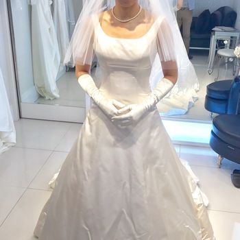 シンプルなラインのドレス