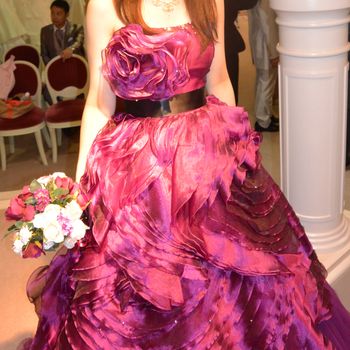 ワインレッドのドレスにウエストの黒のリボンがポイント