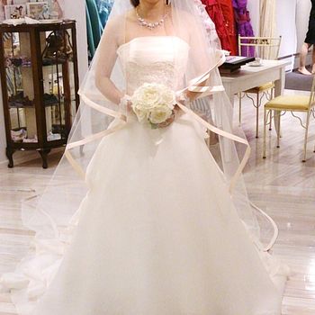 バックスタイルがとてもキュートな可愛いウェディングドレス