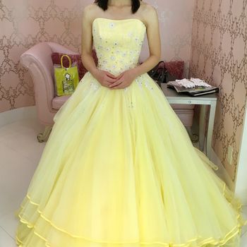 胸元の小花が可愛いイエロードレス