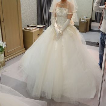バックリボンと長めのレースが綺麗なチュールドレス