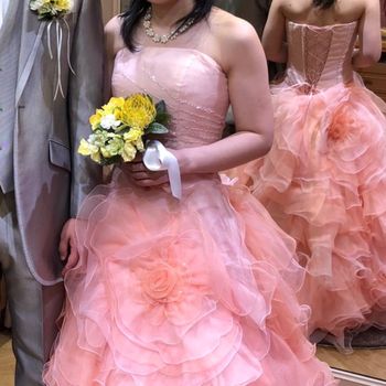 大きな花に包まれているような華やかでかわいいドレスです。