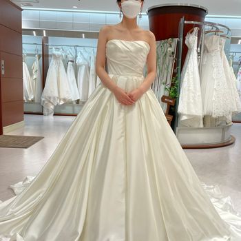 生地の光沢がとてもきれいなプリンセスドレス