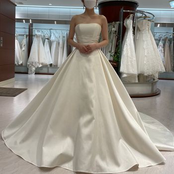 シンプルで美しいウェディングドレス