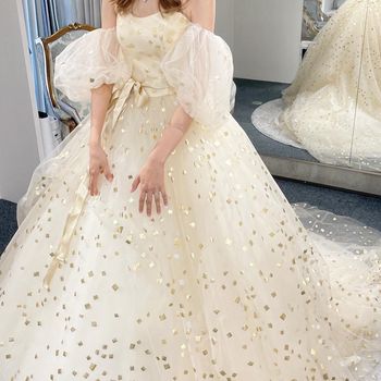 紙吹雪が散りばめられたドレス