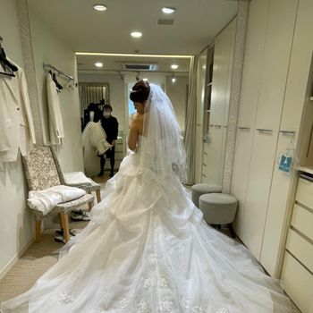 スカート部分にお花がたくさんあしらわれたドレス