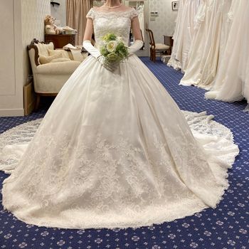 レーストレーンに目を奪われるドレスです