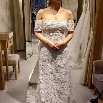 後ろ姿が美しい写真向きのドレス