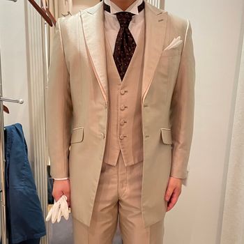 いやらしくない派手さのタキシード