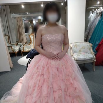 まるでお花畑のなかにでもいるような可愛いドレスだと思います