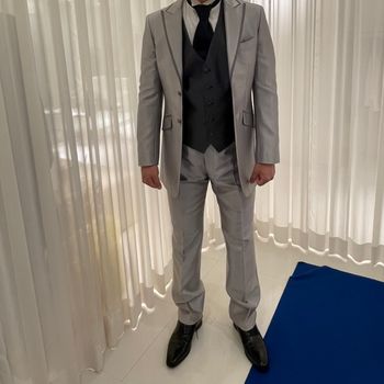 より大人っぽいグレータキシード
新婦衣装が鮮やかな程良い衣装