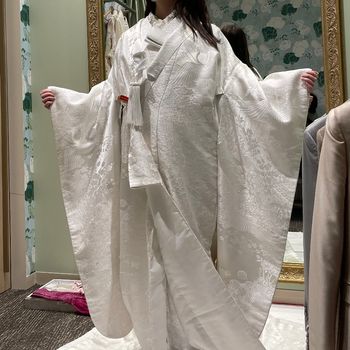 細かいデザインが全体に広がる白無垢