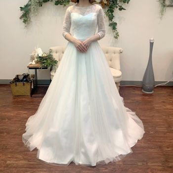 シンプルかつ程よいボリューム感のドレス