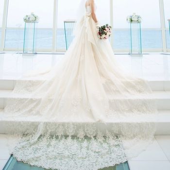ロングトレーンが素敵で美しいドレス