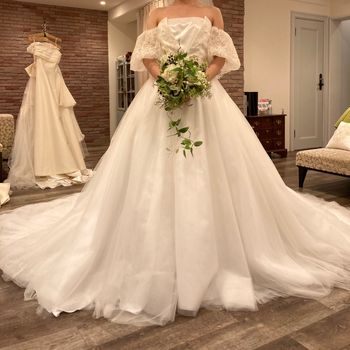 結婚式 パーティー フリル アシンメトリー ウエディングドレス アシンメトリーのフリルのAライン。全体的にシンプルではあるが