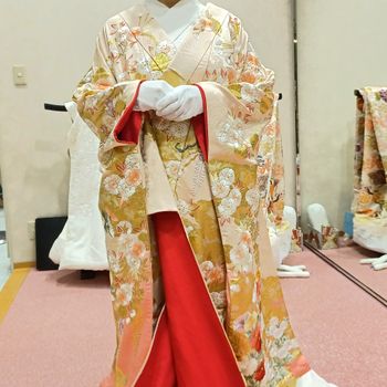 かわいらしい薄ピンク色の花柄色打掛