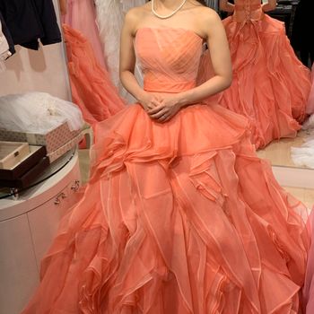 花びらのようなオレンジドレス