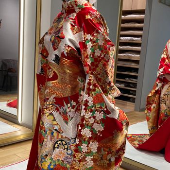 豪華で古典的な柄が目を引き、華やかな王道の色打ち掛け