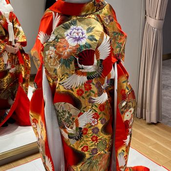 朱色が美しい華やかな色打ち掛け