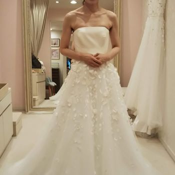 お花がたくさん散りばめられた可愛らしいドレス
