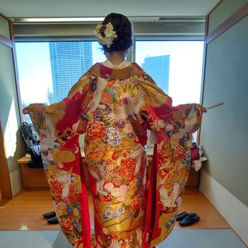 鶴が舞う赤色の色打掛