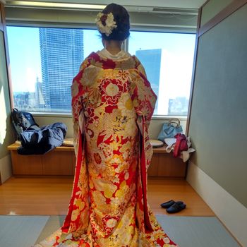品と華やかさを兼ね備えた赤色の色打掛