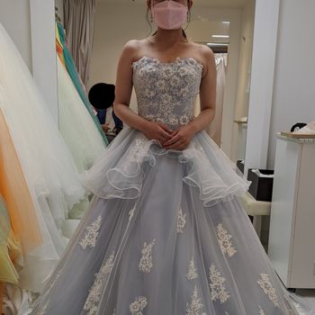 お花のレースが華やかなドレス