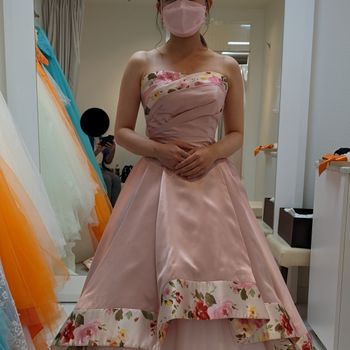 ピンクの可愛らしいサテンのドレス