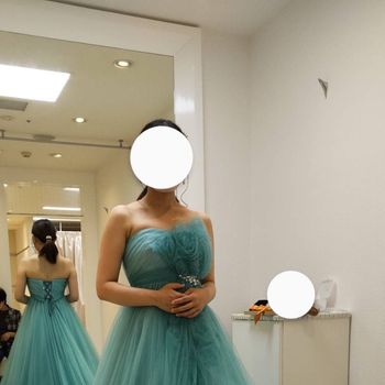 綺麗な色のブルーのドレス