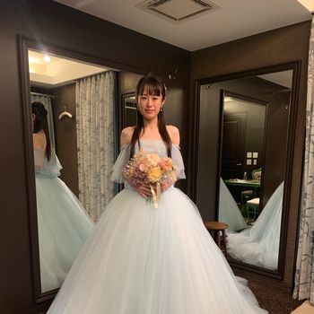 大人女子にもぴったりのふんわり水色カラードレス
