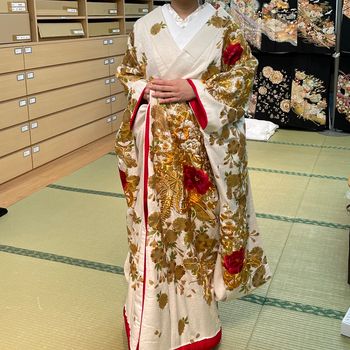 ゴールドの華やかな色打掛