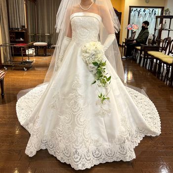 Aラインが綺麗でスタイルがよく見えるドレス