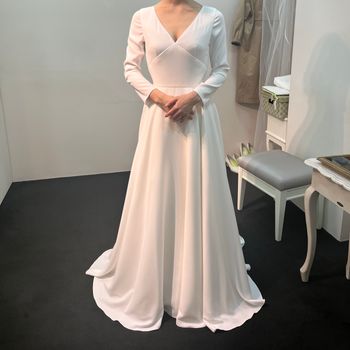 形の美しい長袖ドレス