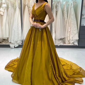 上品でスタイリッシュなドレス